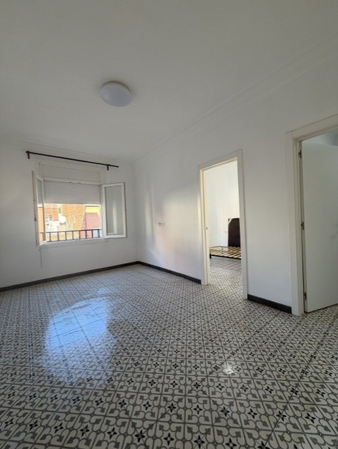 Three-bedroom flat, exterior-facing, second floor with lift