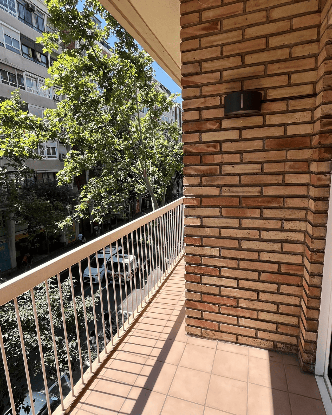 PISO AMPLIO DE CASI 100 MTS EN EL CORAZON DE SAGRADA FAMILIA, 3 HABITACIONES, BALCON-TERRAZA, 2 BAÑOS, ESTÁ TODO SEMINUEVO, JUNTO METRO-BUSES