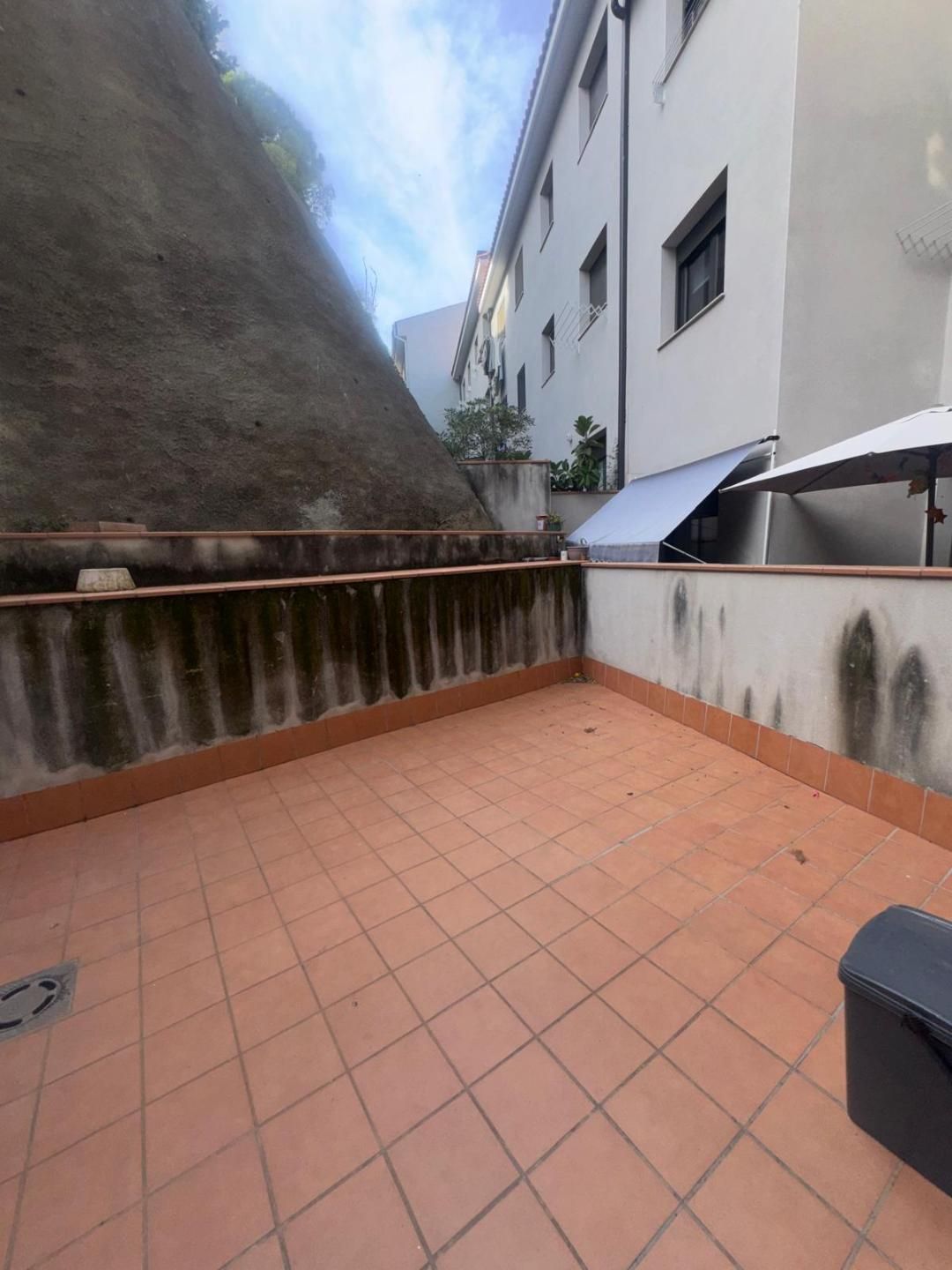 PLANTA BAJA CON TERRAZA MUY GRANDE, 3 HABITACIONES Y 2 BAÑOS, PISO DE SEMI OBRA NUEVA.
