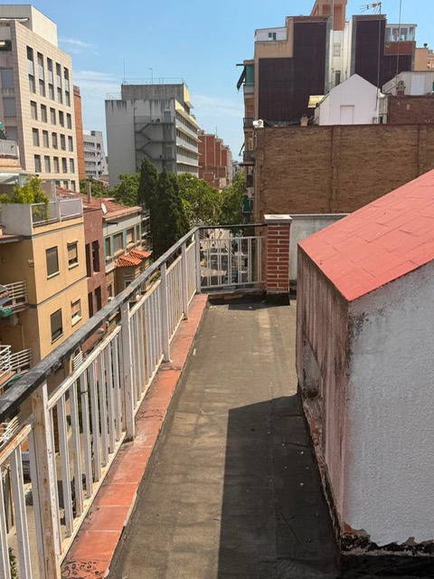 PENTHOUSE WITH 2 TERRACES + BALCONY, ENTIRELY EXTERIOR-FACING, IN NEED OF RENOVATION, PANORAMIC VIEWS FROM EVERY ROOM, IN THE VERY HEART OF THE CITY.
